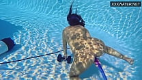 Длинноногая красотуля с крупными сисяндрами дрюкается с мужчиной возле бассейна